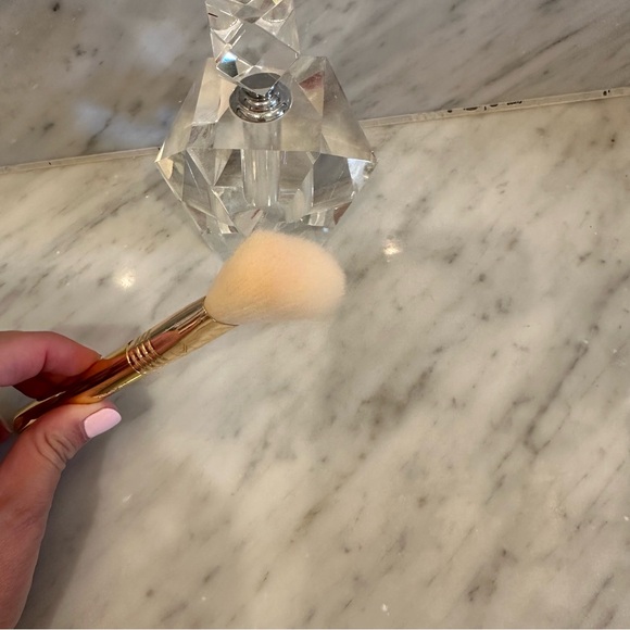 2/$12 * Sigma Large Angled Contour Brush - Picture 5 of 7